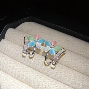 Eleganti orecchini a lobo a fiore argentati con pietre occhio di gatto e zirconi