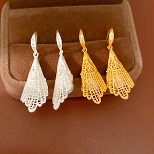 Boucles d'Oreilles Pendantes Minimalistes en Dentelle Creuse Avec Perle Artificielle Strass Incrusté Cuivre Alliage Bijoux Pour Femmes