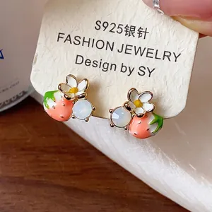 Orecchini a fragola con fiore bianco, perni in argento S925 placcati in oro 18k.