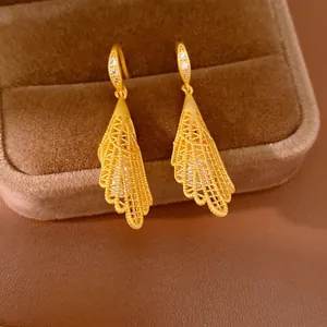 Boucles d'oreilles élégantes en dentelle dorée avec zircons et perles en boîte