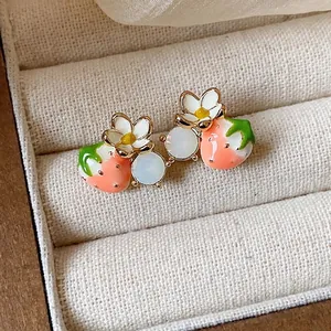 Orecchini fragola placcati oro 18k con fiore bianco e dettagli in pietre dure