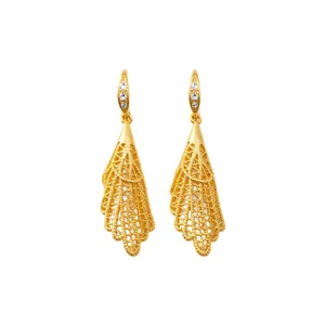 Élégantes boucles d'oreilles pendantes dorées avec accents en zircone cubique brillante.