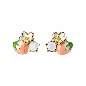 Orecchini a lobo fragola placcati oro 18k con fiore bianco e cristallo scintillante