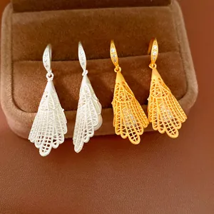 Vue détaillée de boucles d'oreilles en dentelle avec zircons et perles cachées