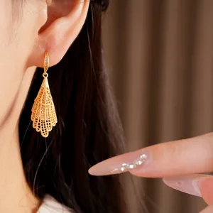 Boucles d'oreilles pendantes en or avec dentelle creuse, zircon et perle fine.
