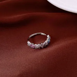 Elegante anillo de plata estilo Jardín de Monet con cristales sobre fondo de seda