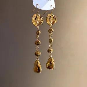 Boucles d'oreilles pendantes dorées vintage avec texture martelée irrégulière