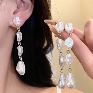 Eleganti orecchini a pendente vintage con perle barocche irregolari e ago in argento