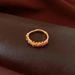 Refinado anillo de oro estilo Jardín de Monet con gemas de colores en cuero oscuro