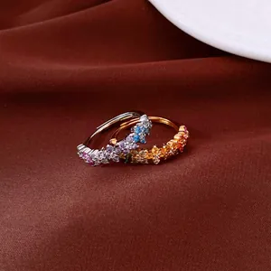 Primer plano de anillos vintage estilo jardín de Monet con piedras de colores sobre tela