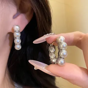Orecchini a Cerchio con Perle Artificiali e Strass Retrò da Donna Gioielli Eleganti Tonalità Argento con Perno in Argento