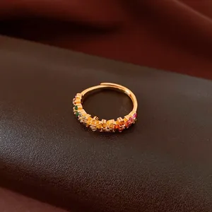 Primer plano de anillo retro Jardín de Monet con gemas de colores y oro