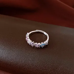 Primer plano detallado del anillo de plata Monet Garden con racimos de piedras de colores