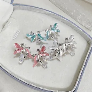 Boucles d'oreilles fleurs élégantes avec zircon et émail en rose, bleu et blanc nacré
