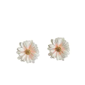 Orecchini a lobo a forma di margherita con smalto bianco e petali glitterati