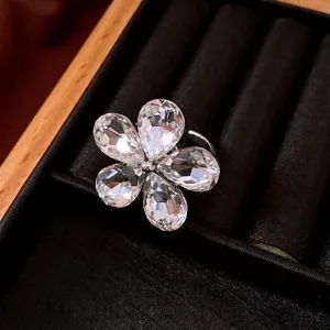 Bague fleur en cristal ajustable avec strass étincelants taillés en poire, ton argent