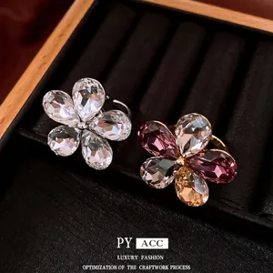 Bagues élégantes en cristal de fleur colorée avec pétales facettés style rétro