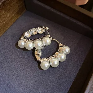 Eleganti orecchini a cerchio vintage francesi con perle lucenti e strass scintillanti