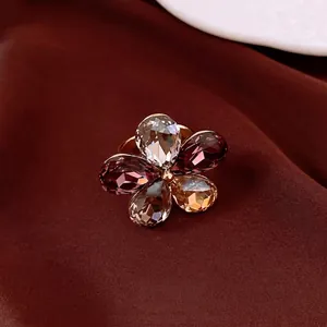 Bague fleur vintage avec cristaux colorés en forme de larme sur anneau en métal doré