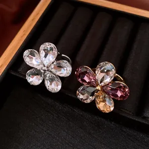 Vue détaillée de bagues fleurs de luxe avec de grands cristaux étincelants