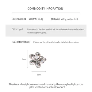 Vue détaillée de la bague fleur avec strass en cristal montrant dimensions de 3cm