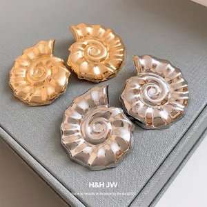 Orecchini a lobo vintage a forma di conchiglia in finitura oro e argento lucido