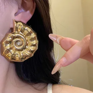 Orecchini a perno a forma di conchiglia in metallo dorato vintage per un look di lusso