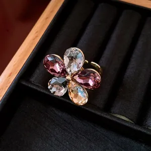 Vue macro d'une bague fleur en cristal coloré avec des pierres multicolores