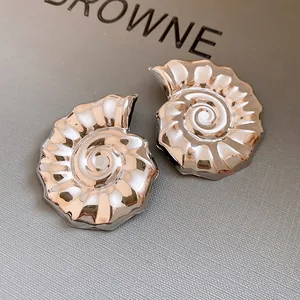 Orecchini a lobo a forma di conchiglia nautilus in metallo argento lucido, vista di dettaglio