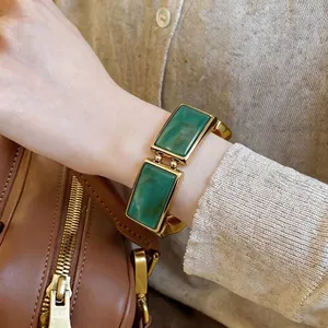 Vintage goudkleurige armband met rechthoekige schakels en groen gemarmerde harsinleg