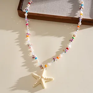 Détail d'un collier étoile de mer en résine avec des perles colorées et un style marin.