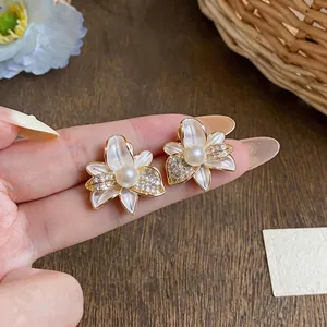 Elegantes pendientes de flor en esmalte blanco con perla y brillantes circonitas