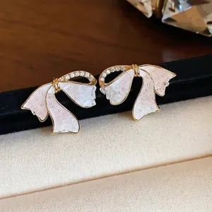 Elegante 18 Karat vergoldete Zirkon Schleife Ohrstecker für einen luxuriösen Look