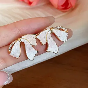Elegante minimalistische 18k vergoldete Schleifen-Ohrstecker mit Zirkonia für Damen