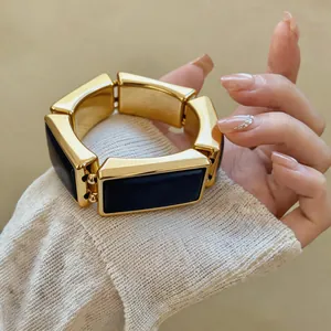 Dichtbij van een vintage rechthoekige armband met gouden rand en blauwe inlays