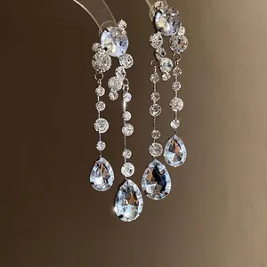 Elegante silberfarbene Tropfenohrringe mit schimmernden Strasssteinen und Wassertropfen.