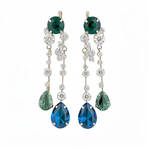 Elegante Hängeohrringe mit blauen und grünen Wassertropfenkristallen und Strasssteinen.