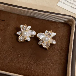 Primer plano detallado del elegante diseño floral con circonitas y perla central