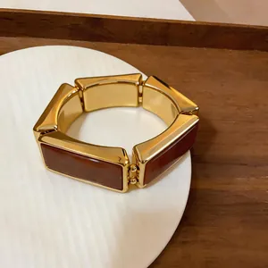 Vintage goudkleurige armband met bruine hars rechthoekige schakels voor trendy dames