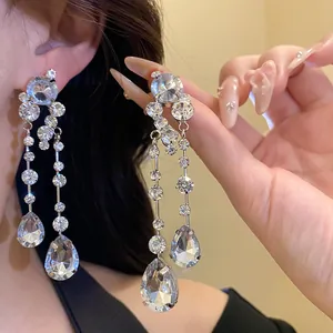 Elegante silberne Tropfenohrringe mit funkelnden Strasssteinen und Kristalltropfen.