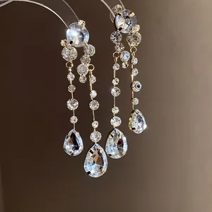 Nahaufnahme von funkelnden Strass-Ohrringen mit eleganten Wassertropfen-Anhängern