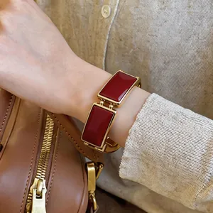 Grote vintage goudkleurige armband met gedurfde rode rechthoekige schakels