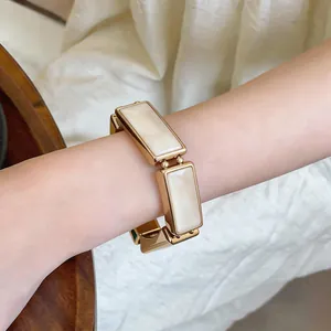 Gedetailleerd overzicht van de vintage goudkleurige rechthoekige armband om de pols