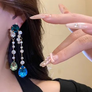 Elegante lange Ohrhänger mit lebhaften blauen und grünen Kristall-Wassertropfen