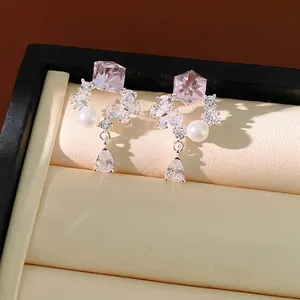 Boucles d'oreilles élégantes en argent avec cristaux roses et perles blanches