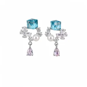Élégantes boucles d'oreilles en argent avec pierres bleues, perles et zircons roses
