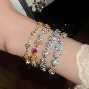 Elegante 18k vergulde armbanden set met kleurrijke ronde zirkonia steentjes op de pols