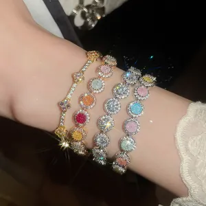 Detailopname van vier luxe 18 karaat vergulde zirkoon armbanden om de pols van een vrouw