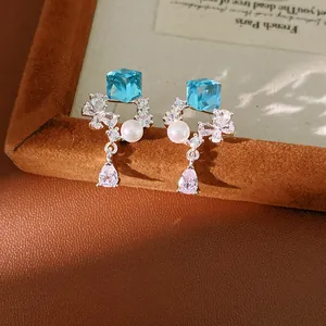 Boucles d'oreilles en argent avec cristaux cubes bleus, perles et zircons gouttes roses.
