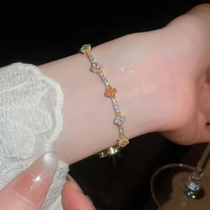 Luxe 18 karaat vergulde zirkonia armband met fonkelende bloemmotieven om de vrouwelijke pols